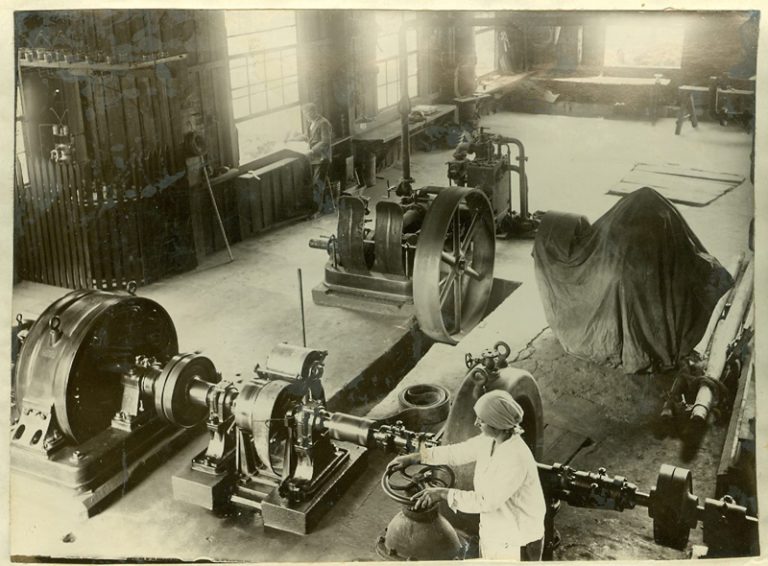 Año 1931. Interior de la central. Construcción adicional de madera.